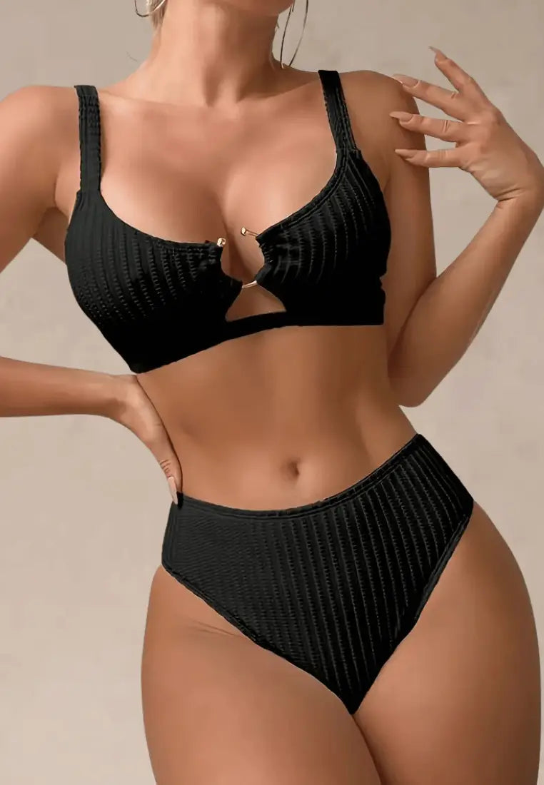Czarny strój kąpielowy dwuczęściowy damski z elegancką fakturą