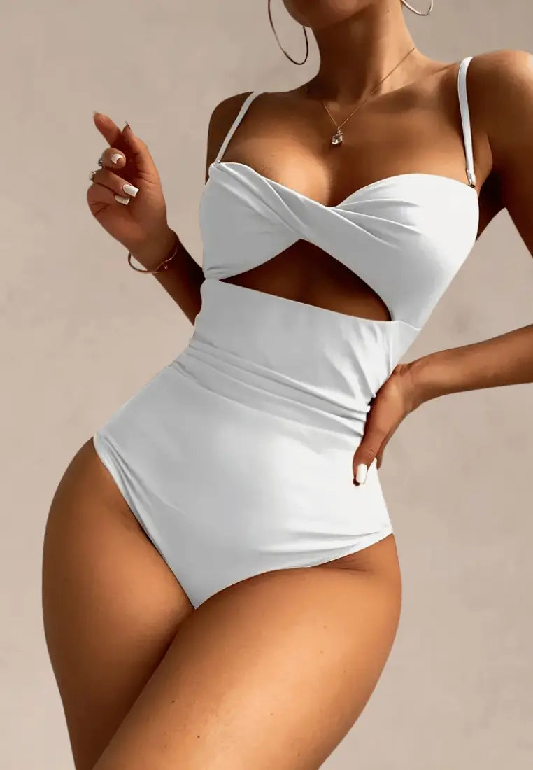 Biały strój kąpielowy jednoczęściowy damski z efektownym wycięciem pod biustem