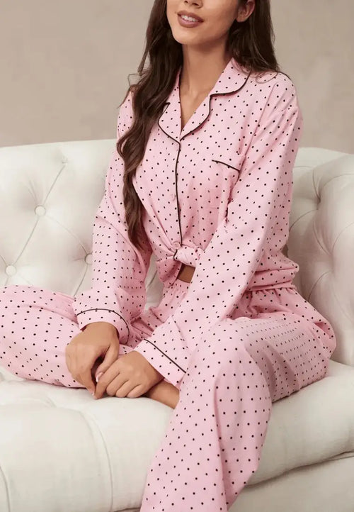 Różowy komplet piżamowy damski z długim rękawem i spodniami w groszki