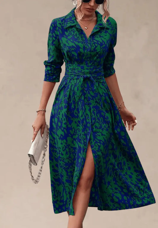 Niebiesko-zielona sukienka kopertowa z kołnierzem i paskiem