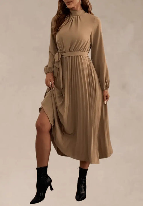Beżowa sukienka midi z plisowanym dołem, stójką i paskiem