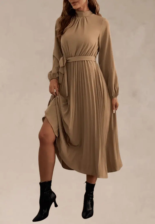 Beżowa sukienka midi z plisowanym dołem, stójką i paskiem