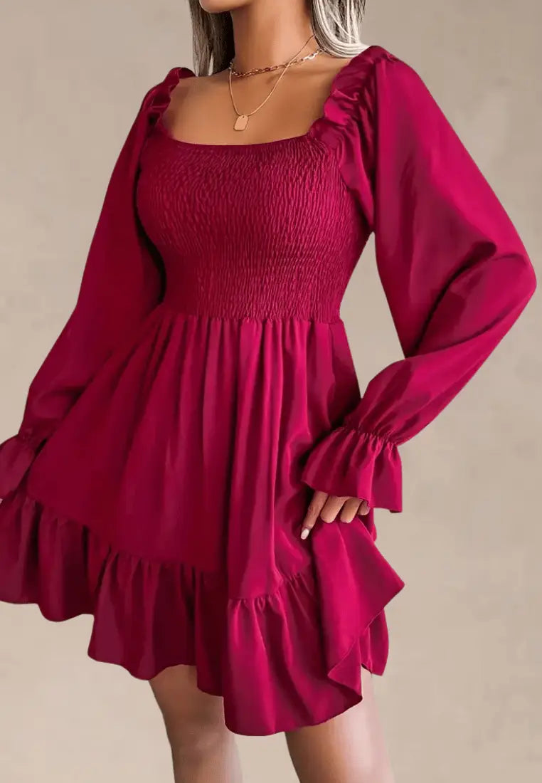 Bordowa sukienka z falbaną i marszczeniem na biuście