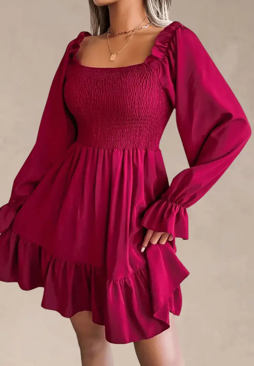 Bordowa sukienka z falbaną i marszczeniem na biuście