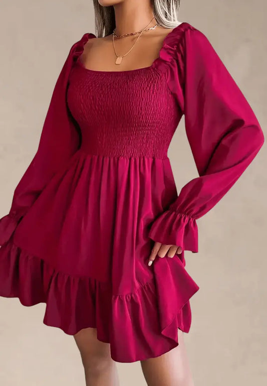 Bordowa sukienka z falbaną i marszczeniem na biuście