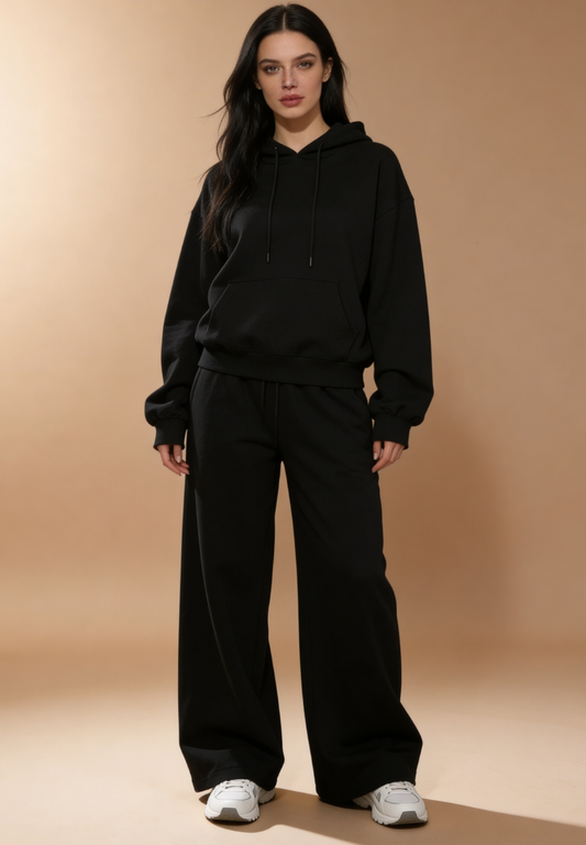 Czarny komplet dresowy damski z kapturem i szerokimi nogawkami