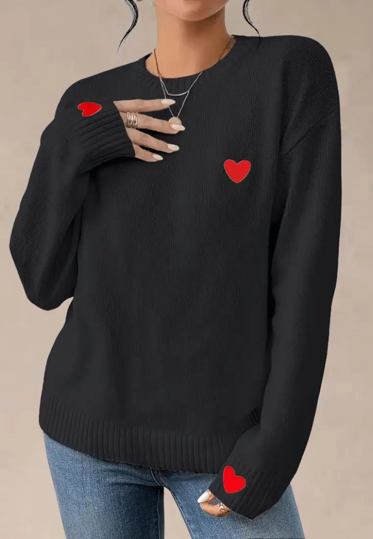 Czarny sweter damski z czerwonymi serduszkami na piersi i rękawach