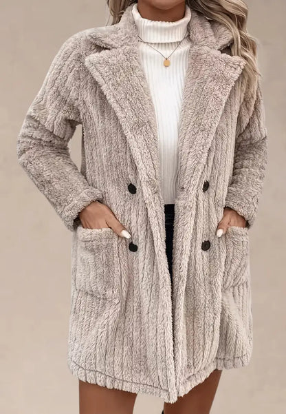 Beżowa kurtka damska polarowa długa z kieszeniami i guzikami