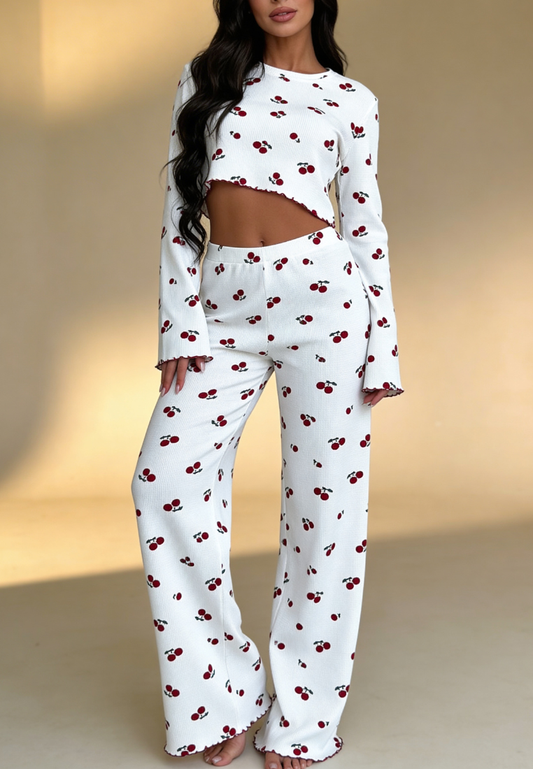 Biały komplet piżamowy damski z długim rękawem i długimi spodniami w wiśnie