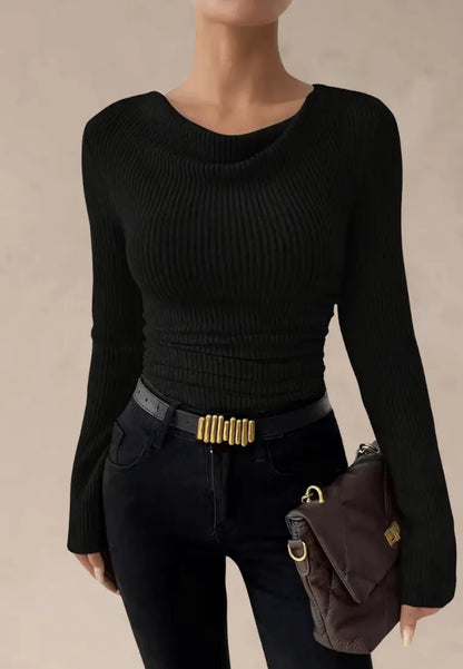 Czarny sweter damski prążkowany z dekoltem woda