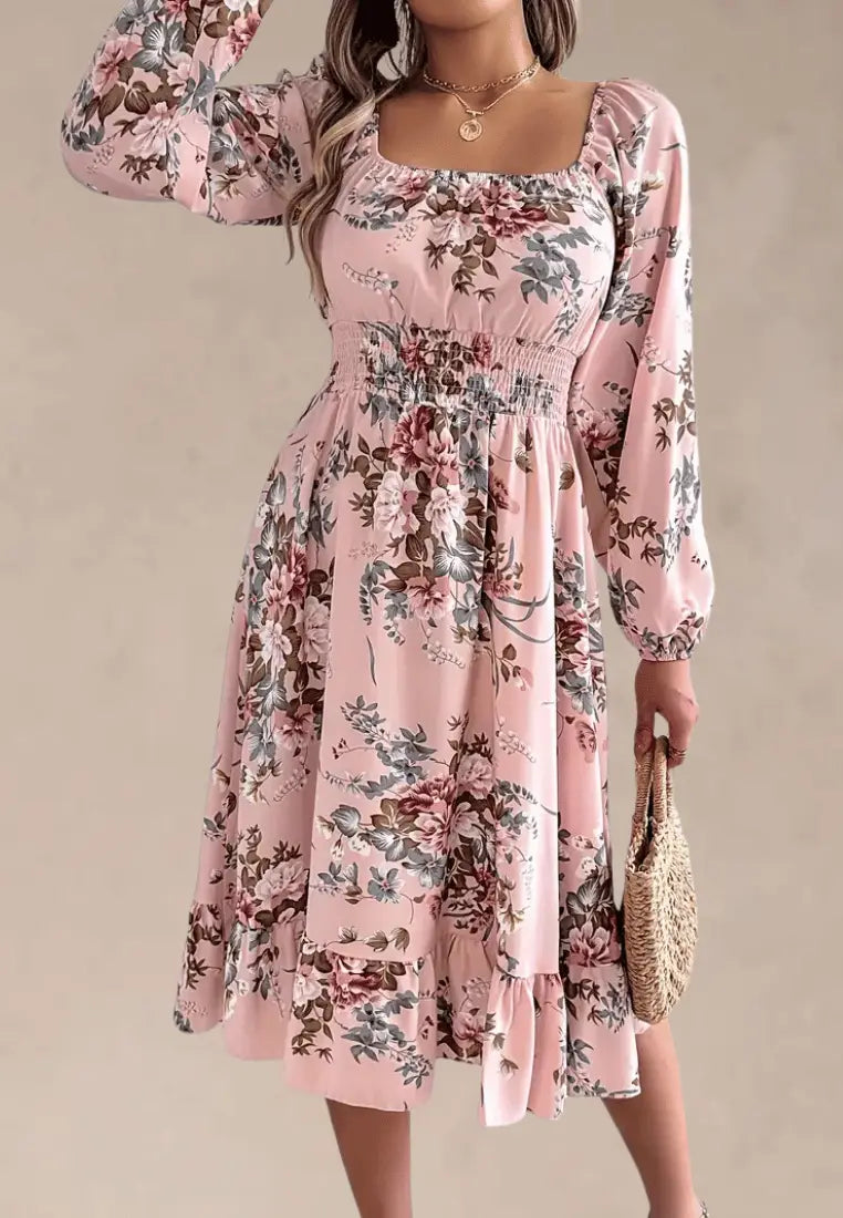 Różowa sukienka midi z kwiatowym wzorem i marszczeniem w talii