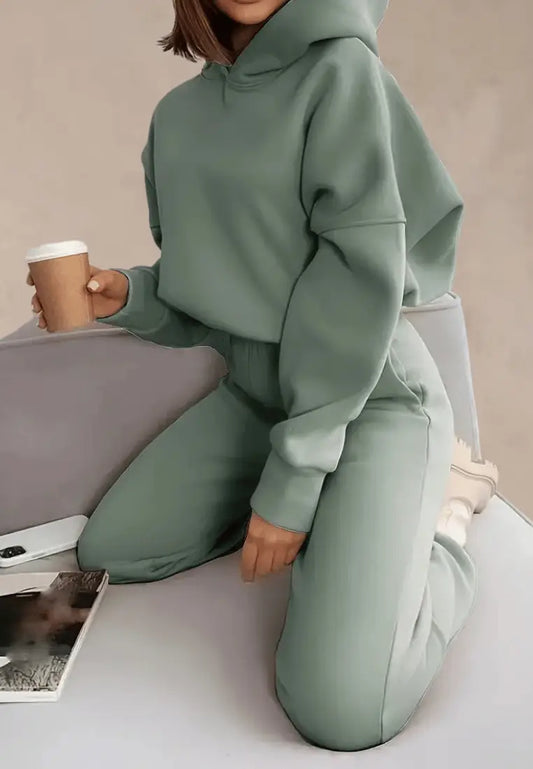 Zielony komplet dresowy damski z kapturem i wygodnymi spodniami