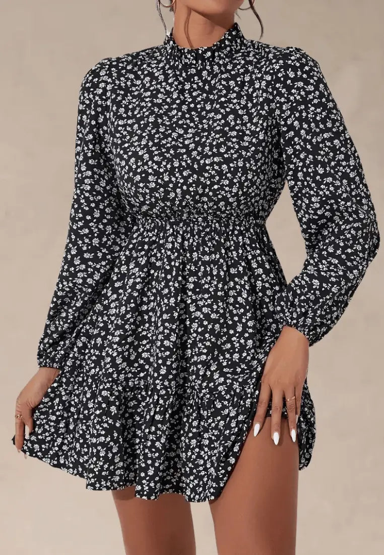 Czarna sukienka w drobne kwiaty z długim rękawem i stójką