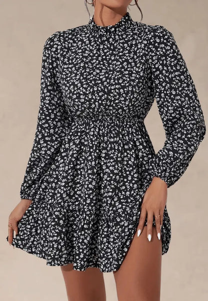 Czarna sukienka w drobne kwiaty z długim rękawem i stójką