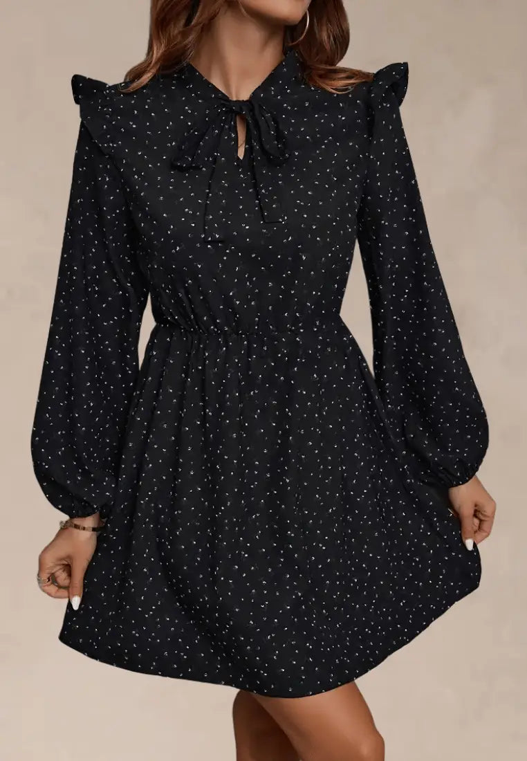 Czarna sukienka z wiązaniem pod szyją i drobnym wzorem