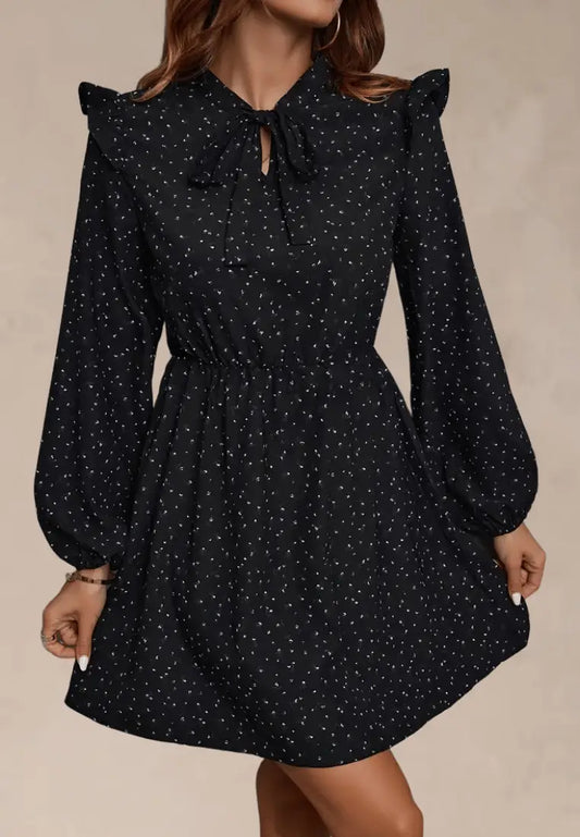 Czarna sukienka z wiązaniem pod szyją i drobnym wzorem