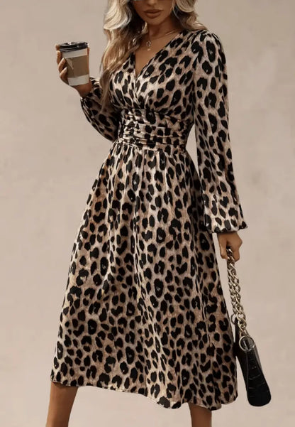 Beżowo‑czarna sukienka midi w panterkę z paskiem i długim rękawem