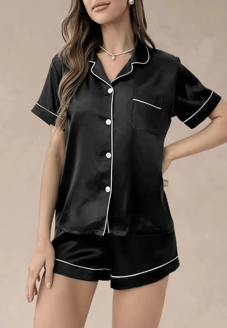 Czarny komplet piżamowy damski z koszulą i szortami satynowy