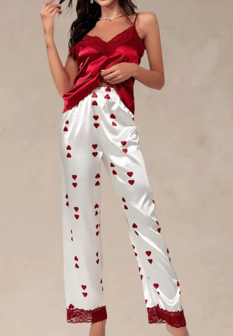 Czerwony komplet piżamowy damski z satynowym topem i spodniami w serca
