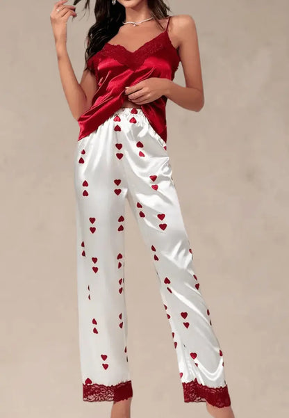 Czerwony komplet piżamowy damski z satynowym topem i spodniami w serca
