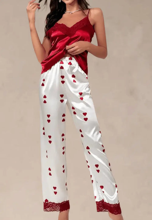 Czerwony komplet piżamowy damski z satynowym topem i spodniami w serca