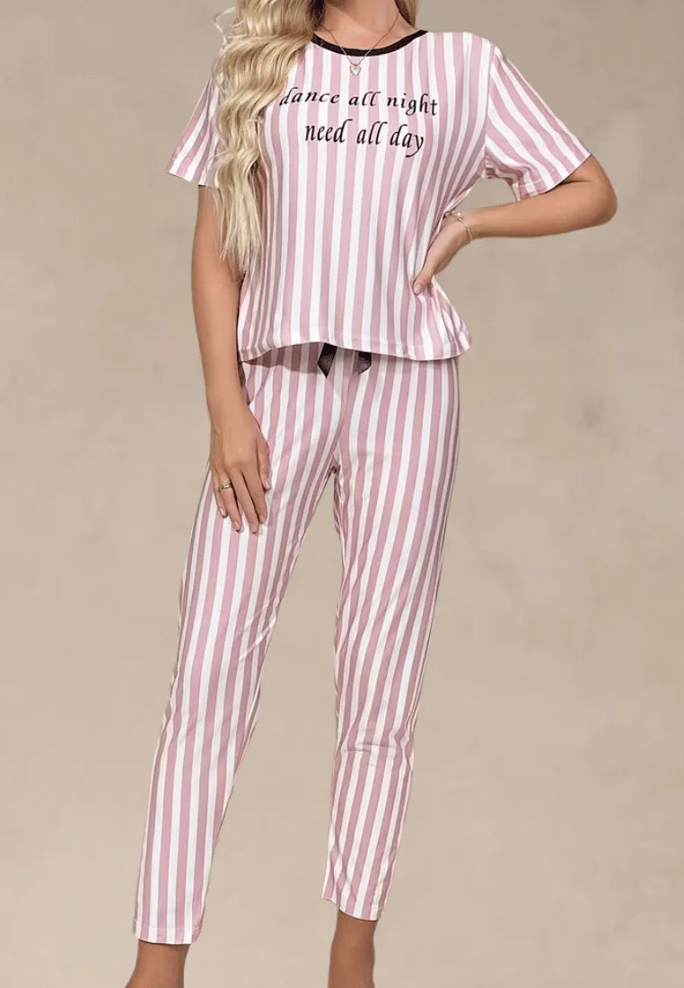Różowy komplet piżamowy damski w paski z krótkim rękawem i długimi spodniami