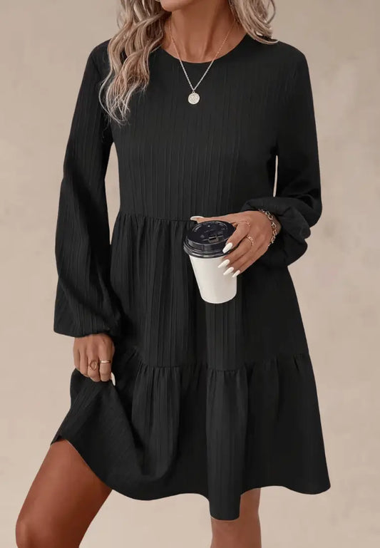 Czarna sukienka z prążkowanej tkaniny z długim rękawem