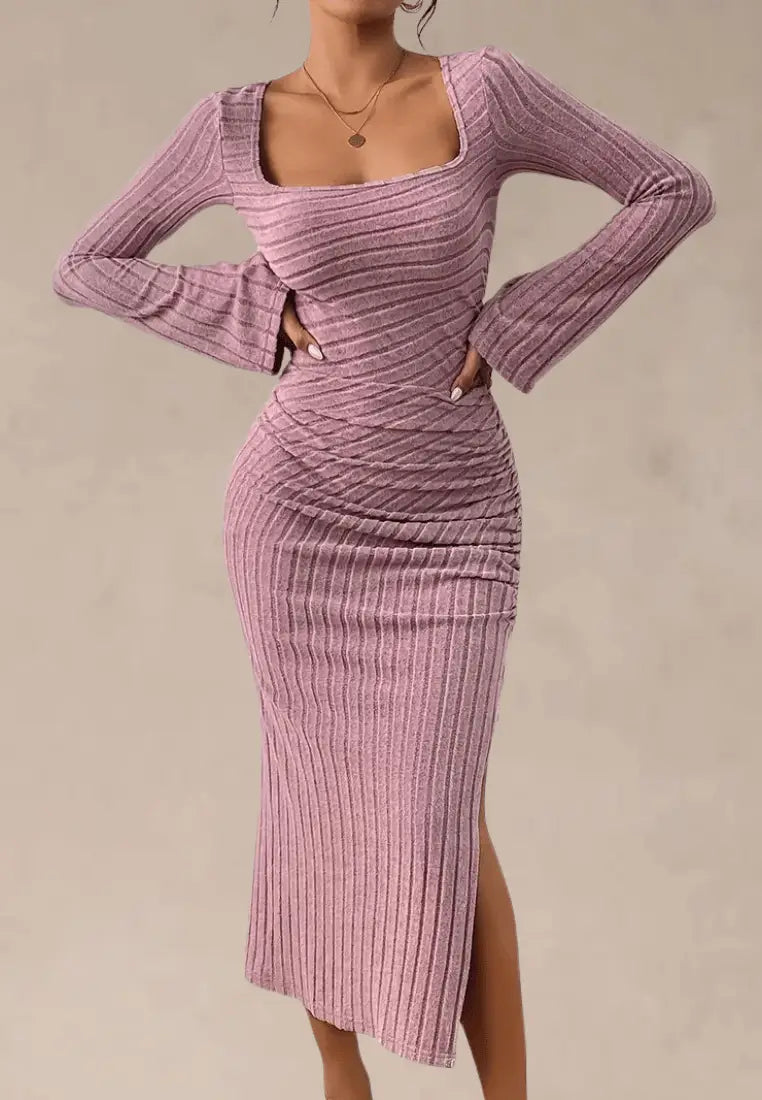 Różowa sukienka dopasowana prążkowana z rozcięciem i dekoltem
