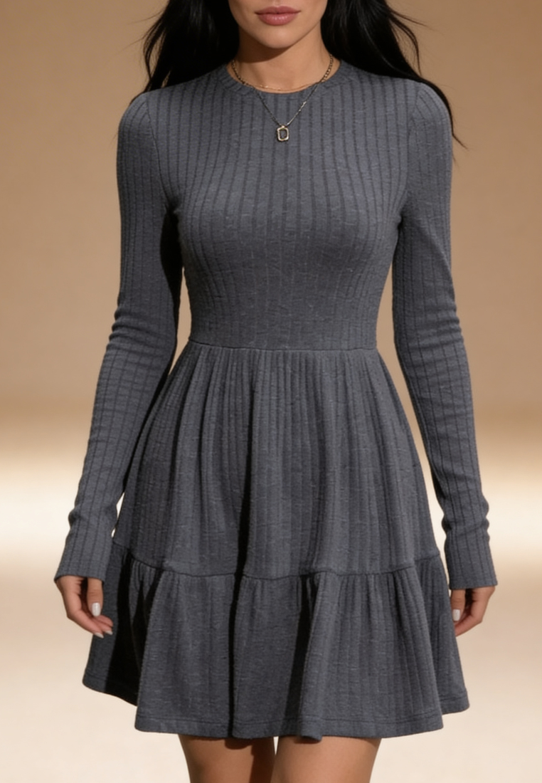 Grafitowa sukienka dzianinowa z rozkloszowanym dołem i rękawem