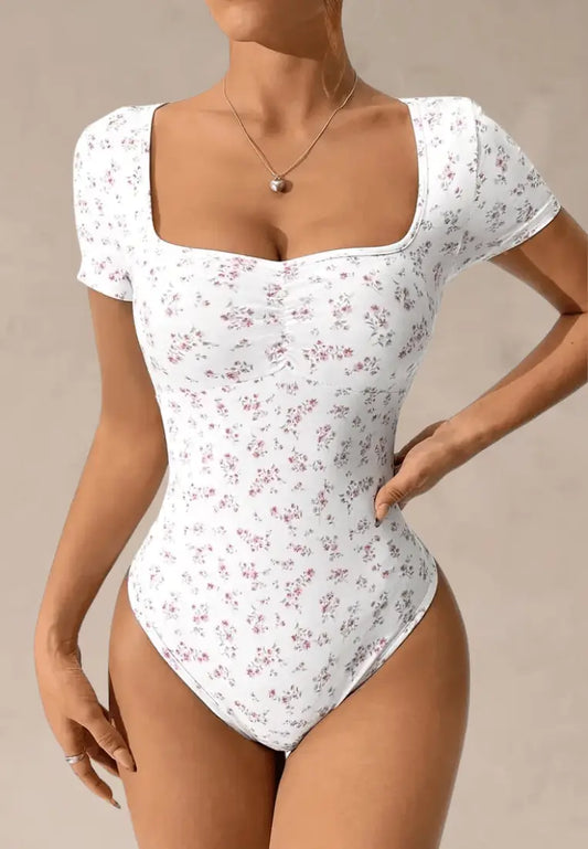 Białe body damskie w kwiatki z dekoltem i krótkim rękawem