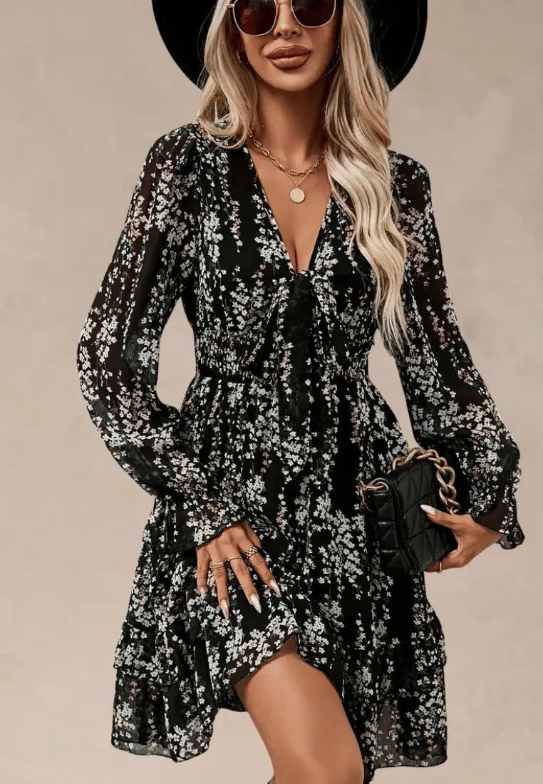 Czarna sukienka w kwiaty z falbaną i dekoltem V