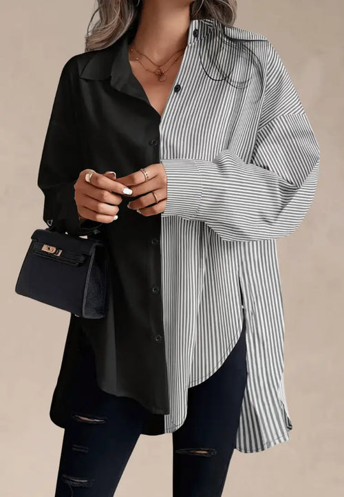 Czarno-biała koszula damska oversize w paski z zaokrąglonym dołem