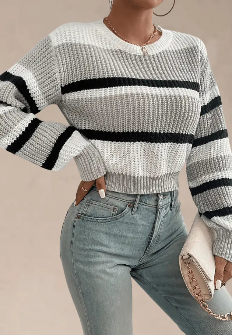 Biało-szary sweter damski w czarne pasy z okrągłym dekoltem