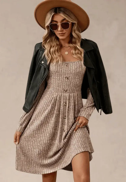 Beżowa sukienka prążkowana midi z guzikami i długim rękawem