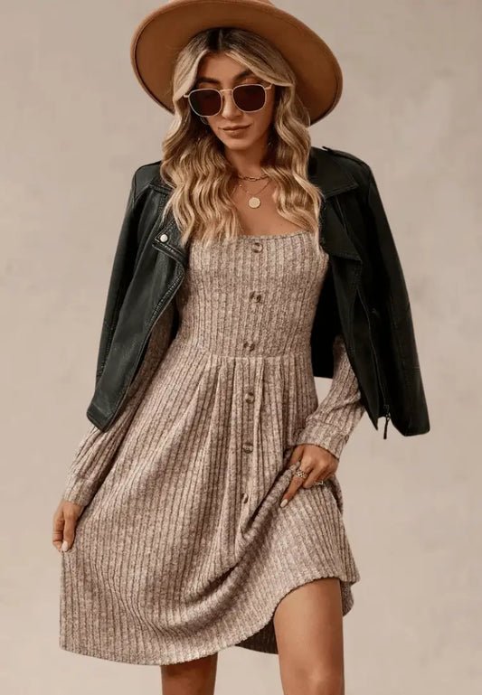 Beżowa sukienka prążkowana midi z guzikami i długim rękawem