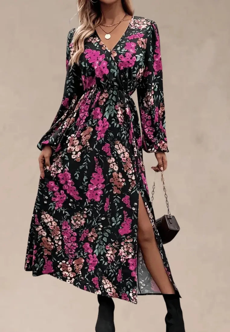 Czarna sukienka maxi w kwiaty z rozcięciem i dekoltem kopertowym