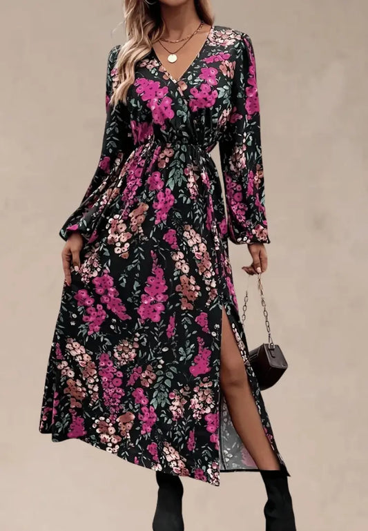 Czarna sukienka maxi w kwiaty z rozcięciem i dekoltem kopertowym