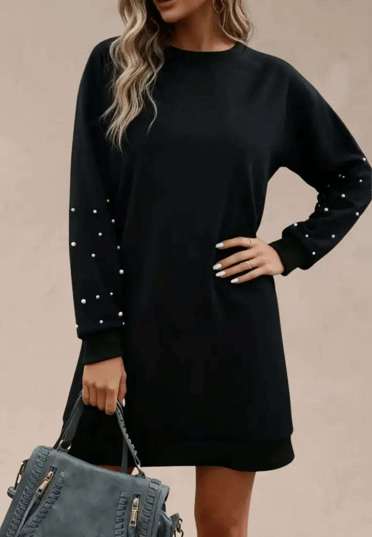 Czarna sukienka dresowa z perełkami i długim rękawem
