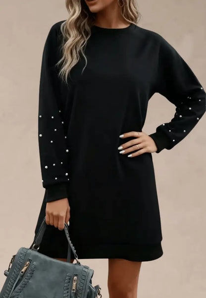 Czarna sukienka dresowa z perełkami i długim rękawem