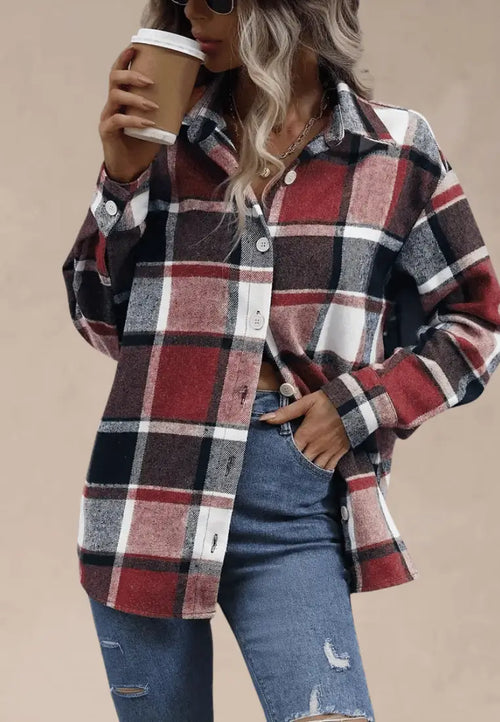 Czerwona koszula damska flanelowa w kratę z jasnymi guzikami i kołnierzykiem