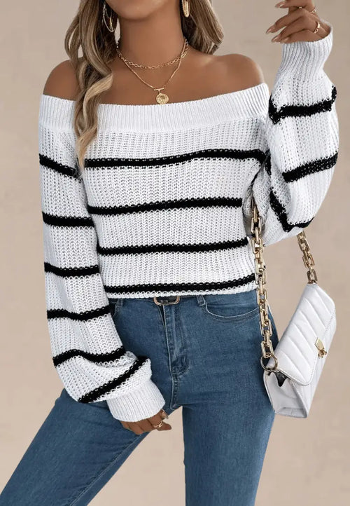 Biały sweter damski w czarne paski z odkrytymi ramionami