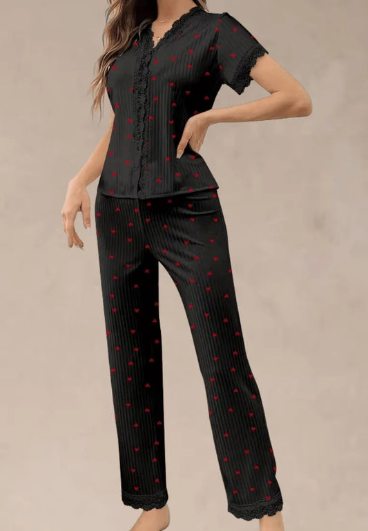 Czarny komplet piżamowy damski z krótkim rękawem i długimi spodniami w serca