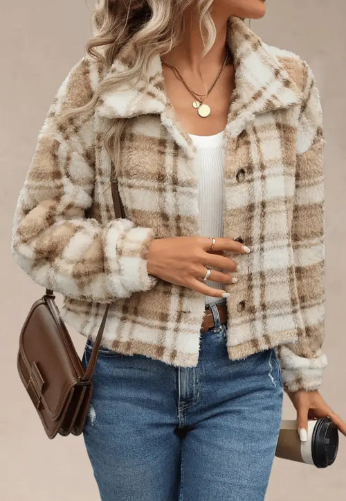 Beżowa kurtka damska polarowa krótka w kratę z guzikami