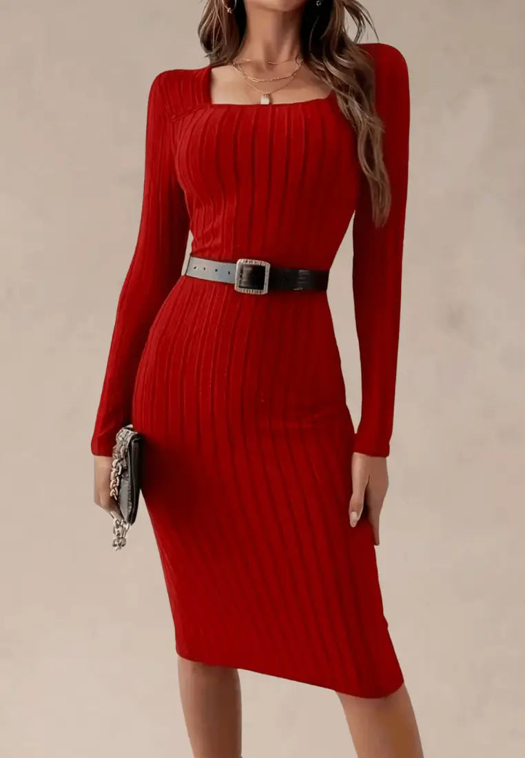 Czerwona sukienka dopasowana prążkowana z paskiem i długim rękawem