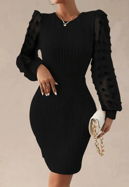 Czarna sukienka z prążkowanej dzianiny i tiulowym rękawem
