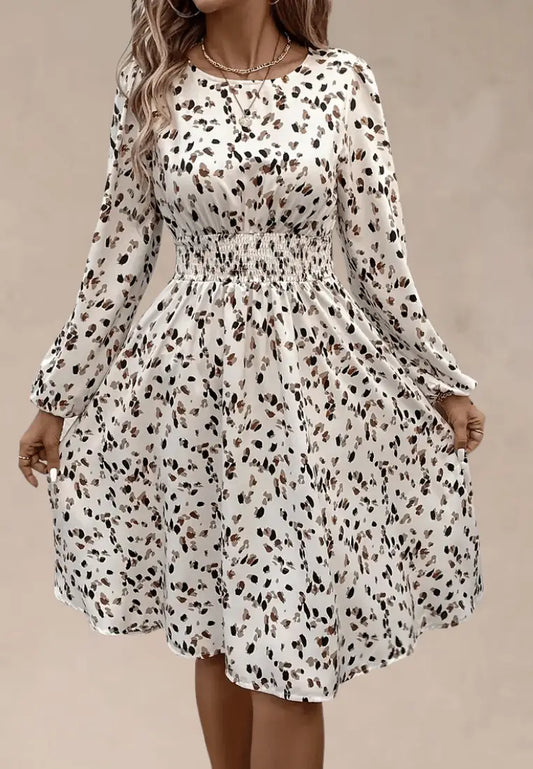 Kremowa sukienka z gumką w talii panterkowy wzór midi fason