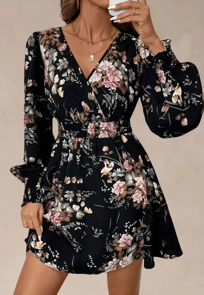 Czarna sukienka w kwiatowy wzór z dekoltem V i długim rękawem