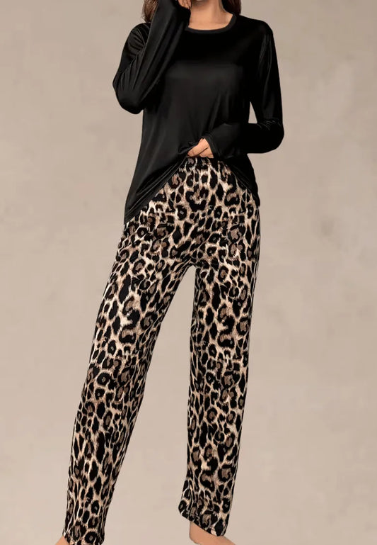 Czarny komplet piżamowy damski z długim rękawem i długimi spodniami w panterkę
