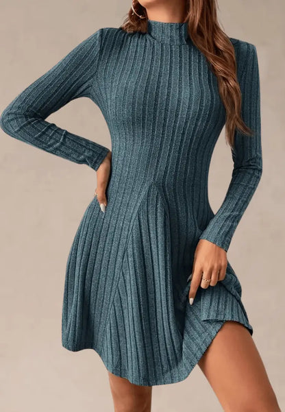 Niebieska sukienka dzianinowa prążkowana z długim rękawem