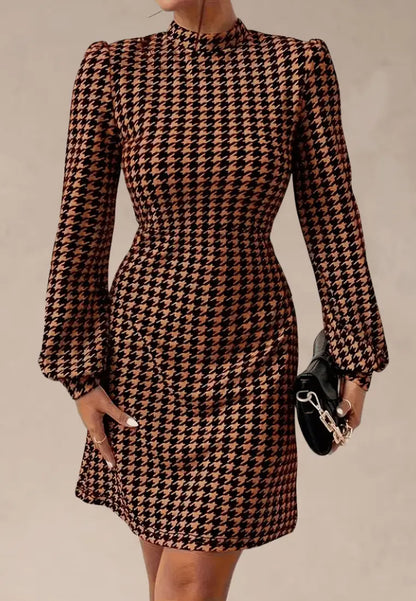 Brązowa sukienka w pepitkę z długim rękawem i stójką